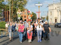 Pielgrzymi szukają samochodu na bagaże