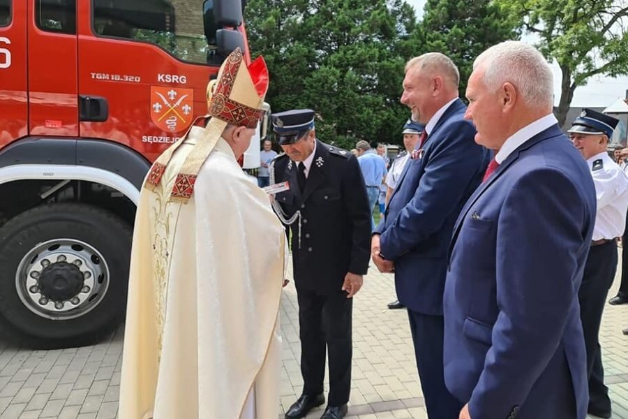 Biskup poświęcił wóz nazwany "Maciek" na cześć senatora z