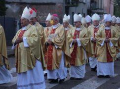 Procesja biskupów o świcie w Pabianicach [VIDEO]